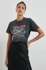 Remera negra de algodón con cuello redondo y mangas cortas. Estampado frontal con la leyenda "Rails Paris" y un dibujo de la ciudad de París.