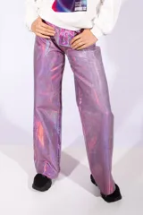 Pantalón de jean fucsia con efecto metalizado.