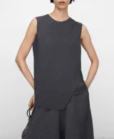 Top gris sin mangas, de corte asimétrico y diseño plisado con cuello redondo.