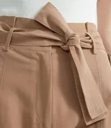 Pantalón cargo color beige, de corte recto, con cintura alta y cinturón con hebilla.