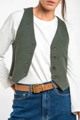 Chaleco verde militar con escote en V, corte al cuerpo y cierre frontal con botones marrones.