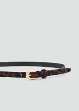 Cinturón fino de cuero con pelo de potro con estampado animal print de leopardo, con hebilla metálica dorada.