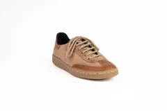 Championes de estilo urbano con diseño combinado en cuero negro y paneles laterales con estampado animal print tipo leopardo. Presenta detalle en color dorado en el talón, cierre con cordones negros y suela de goma en tono natural.