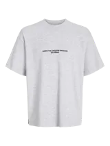 Remera gris melange de cuello redondo y manga corta, con diseño texturizado y estampado tipográfico negro en el pecho.