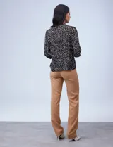 Blusa de gasa estampada marca Philosophy. Tiene cuello a la base con frunces, escote en V y botones. Punto smock en delantera y puños.