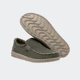 Zapatos Hey Dude Mikka Braided color marrón con capellada trenzada y suela beige.