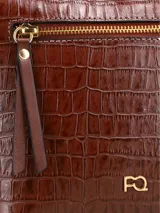 Cartera bandolera de cuero con textura efecto cocodrilo en color marrón chocolate. Cuenta con un compartimento principal con cierre, un bolsillo frontal externo con cierre y tiradores de cuero, herrajes metálicos dorados, logo metálico de la marca en el frente y correa ajustable para el hombro.