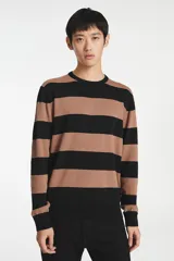 Sweater de tejido de punto con cuello redondo, a rayas horizontales color marrón y negro.