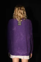 Sweater oversized de tejido de punto con escote en V y mangas largas. Presenta un diseño con efecto teñido batik en color violeta y etiqueta tejida de la marca en la espalda.