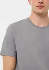 Camiseta básica de manga corta y cuello redondo, confeccionada en algodón de alta calidad con un ajuste cómodo y versátil.