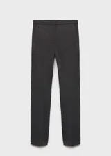 Pantalón de corte skinny y diseño crop, confeccionado en tejido elástico mezcla de poliéster y viscosa. Presenta tiro medio, cierre frontal con botón, gancho y cremallera, además de bolsillos laterales y traseros de ribete.