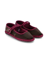 Ballerina estilo Mary Jane confeccionada en terciopelo marrón con ribetes y tira en el empeine en color fucsia. Cuenta con una hebilla metálica dorada ajustable y suela de caucho.