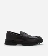 Mocasines estilo penny loafer en material sintético con acabado efecto vinilo, punta redonda y suela track dentada de estilo robusto.