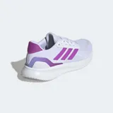 Championes de running Adidas Runfalcon 5, color blanco con detalles en fucsia y lila. Presentan una parte superior de malla transpirable, tres franjas laterales en fucsia y refuerzos en lila en el talón. Cuentan con mediasuela Cloudfoam blanca y suela Adiwear.