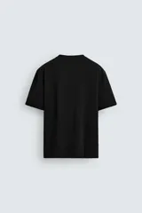 Camiseta de corte regular confeccionada en algodón de peso medio, con cuello redondo y manga corta.