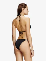 Bombacha de bikini negra clásica, con lazos finos ajustables en los costados y detalle de logo metálico.