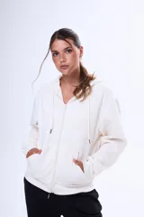 Buzo con capucha y cierre frontal completo, confeccionado en felpa suave, con bolsillos tipo canguro y cordones ajustables en la capucha.