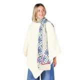 Pashmina de textura suave con estampado geométrico y floral en tonos azules sobre fondo beige, con detalles de líneas rojas en los bordes.