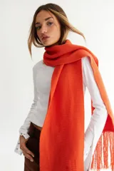 Bufanda de algodón color marrón con flecos en los extremos y logo bordado en amarillo.