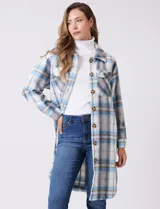 Sobrecamisa larga de tejido soft con estampado de cuadros en tonos celestes, beige y blanco. Presenta cuello con solapa, cierre frontal con botones, bolsillos aplicados en el pecho y mangas largas con puños abotonados.