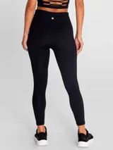 Calza deportiva de tiro alto y largo al tobillo, confeccionada en tejido técnico elástico de color negro. Presenta un diseño liso sin bolsillos, ideal para actividades físicas.