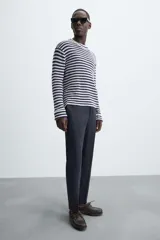 Pantalón de vestir azul marino confeccionado en tejido de lino. Corte recto, con bolsillos laterales y traseros. Se ajusta a la cintura con botón y cremallera.