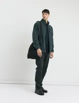 Pantalón de algodón sarga con elastano, diseño de cinco bolsillos, cierre frontal con botones de metal en tono plata viejo y bolsillos traseros de parche.