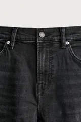 Jeans slim fit de tiro medio, color celeste claro con efecto lavado. Confeccionados en tejido elástico, cuentan con diseño de cinco bolsillos y cierre frontal con cremallera y botón metálico.