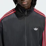 Campera deportiva Adidas modelo Firebird Loose Pinstripes, de color negro con diseño de rayas diplomáticas sutiles. Cuenta con cuello alto, cierre frontal completo, bolsillos laterales y bandas tricolor en rojo, blanco y negro a lo largo de las mangas. Incluye el logo del trifolio bordado en el pecho.