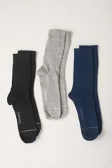 Pack de tres pares de medias de caña media marca Carouomo, en colores negro, gris melange y azul marino. Presentan el logo de la marca estampado en el empeine y una línea horizontal decorativa en la puntera.