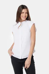 Blusa blanca sin mangas, con cuello mao y cierre frontal oculto con botones.