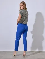 Pantalón de vestir verde esmeralda, de corte recto, con bolsillos laterales y traseros.