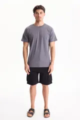 Remera básica de algodón color blanco, con cuello redondo y mangas cortas.