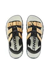 Sandalias Kenner Rakka con tiras de tela color beige y ajuste con cordón elástico. Suela blanca con detalles negros.