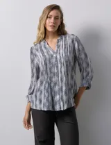 Blusa de gasa estampada multicolor, marca Ruby Rd. Tiene cuello a la base, escote en V, abertura central con botones y plisados en la parte delantera. Las mangas son 3/4 y tienen un largo regulable con presilla y botón.