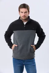 Buzo de polar bicolor azul marino y verde con medio cierre y bolsillos laterales con cierre.