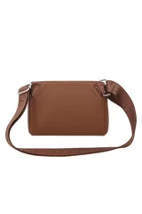 Riñonera marrón de cuero sintético granulado, con cierre frontal de cremallera metálica y tiradores largos. Cuenta con una correa ajustable de tela con inscripciones de la marca y herrajes plateados. Presenta un aplique en relieve con forma de labios y el logo impreso en la parte inferior.