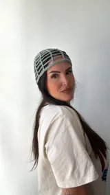 Gorro de crochet con diseño de red color verde brillante.
