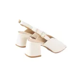 Sandalias Chérie color blanco hueso, con punta cuadrada abierta, tacón medio bloque de aproximadamente 5 cm y correa slingback ajustable con hebilla dorada.