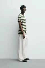 Camiseta relaxed fit de manga corta con cuello redondo, confeccionada en tejido de algodón con estampado de rayas horizontales verdes y beige.