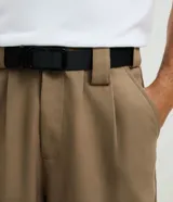 Cinturón ajustable de poliéster con cinta de trama gruesa y hebilla plástica negra. Cuenta con regulador para un ajuste preciso y resistente.