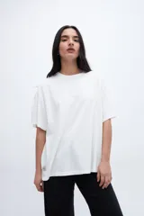 Remera blanca de algodón con mangas cortas y corte holgado.