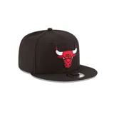Gorro negro de visera plana con el logo de los Chicago Bulls bordado en el frente.