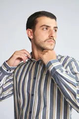 Camisa de manga larga con cuello clásico y cierre frontal abotonado. Presenta un estampado de cuadros en tonos azul marino y rojo. Confeccionada en algodón, cuenta con un corte slim fit y logo bordado en el pecho.