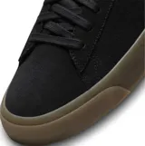 Championes Nike SB Zoom Blazer Low Pro GT, color negro con el swoosh en blanco y suela de goma translúcida.