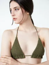 Top tejido al crochet color crudo, con tirantes finos.