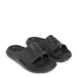 Sandalias tipo slide Under Armour modelo Locker, color negro, con diseño ergonómico, perforaciones para drenaje y logo de la marca en relieve sobre la banda superior.