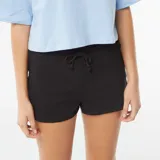 Short deportivo negro con cintura elástica ajustable con cordón.