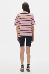 Remera oversized de rib a rayas horizontales color salmón y azul marino, con cuello redondo negro y mangas cortas.