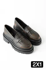 Mocasines de cuero con acabado desgastado, diseño tipo penny loafer y suela track robusta de plataforma.